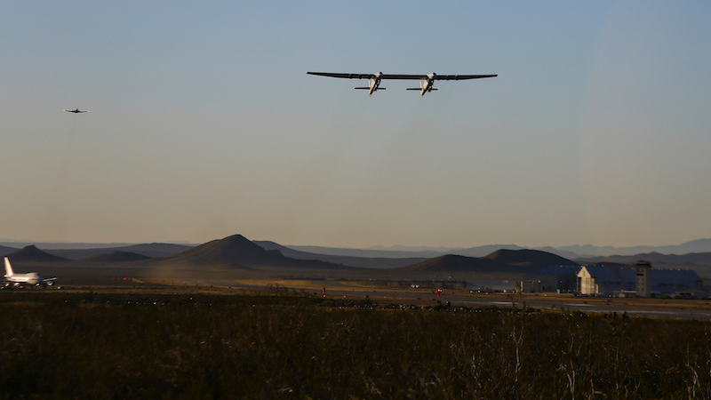 El Stratolaunch en su primer vuelo.